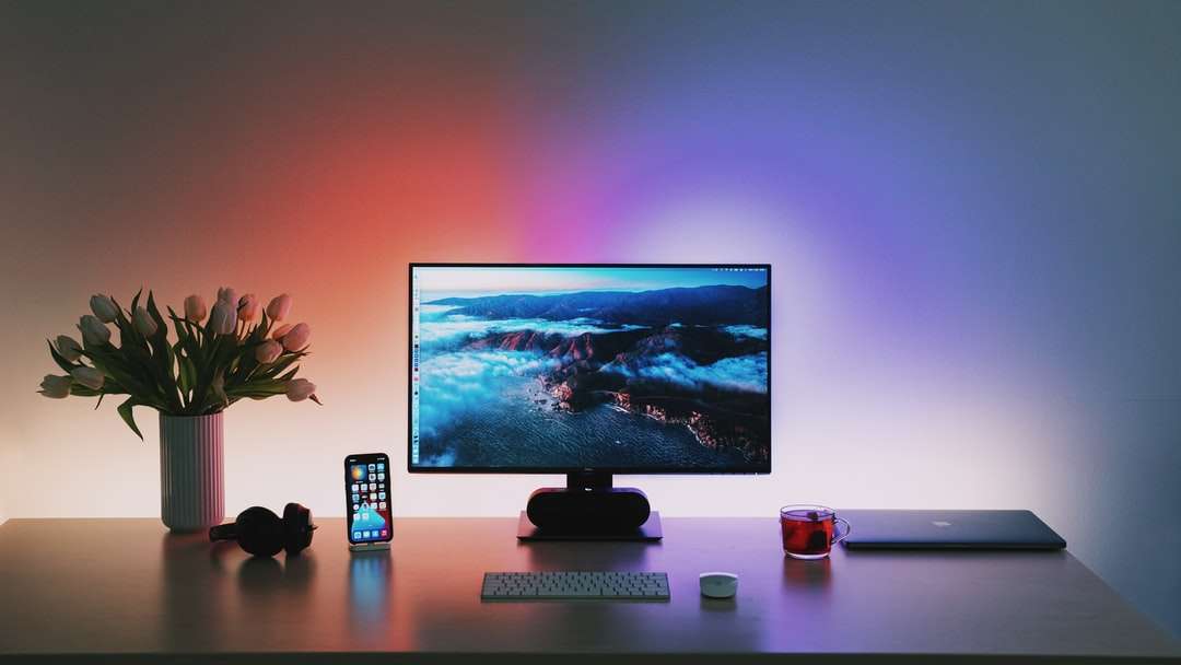 чорний плоский екран комп'ютерного монітора на коричневий дерев'яний стіл пазл онлайн
