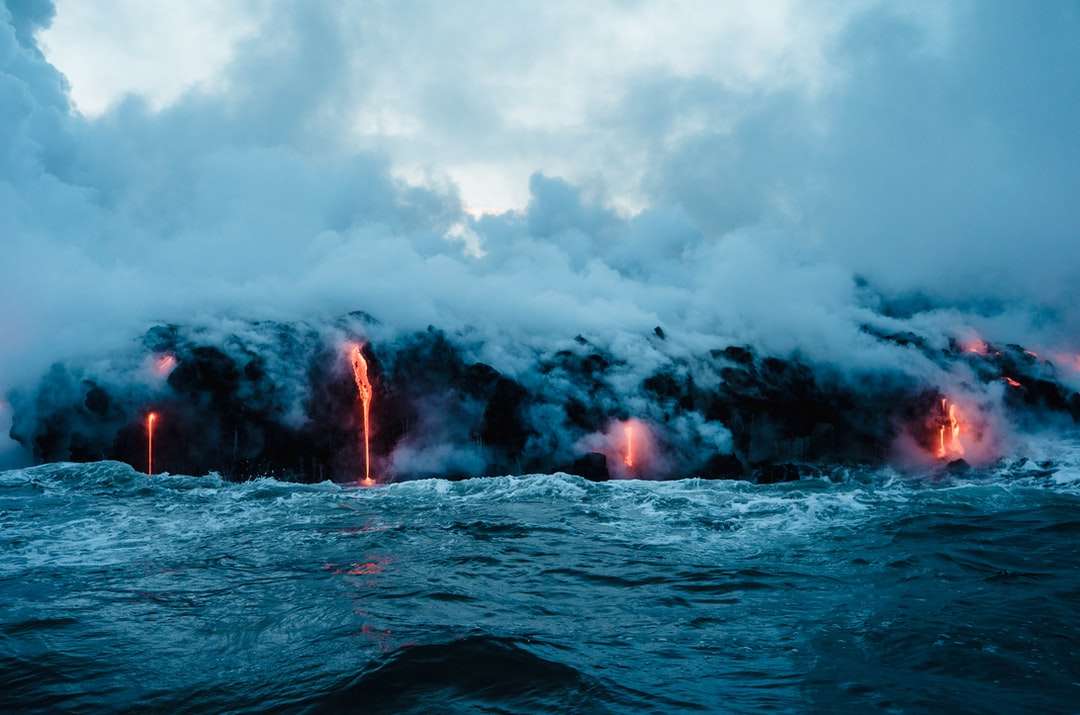 Lava droppar till havet pussel på nätet