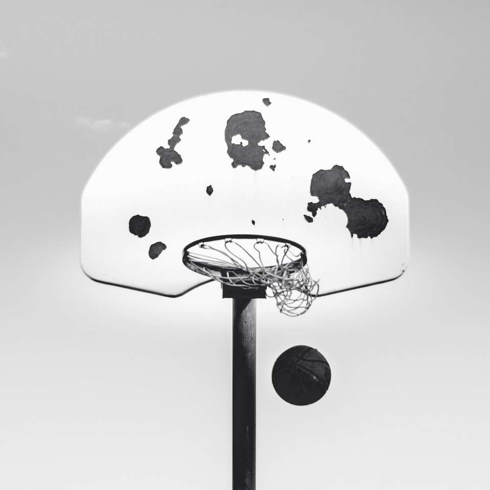 Graustufenfotografie von Basketballanlage und Ball Online-Puzzle