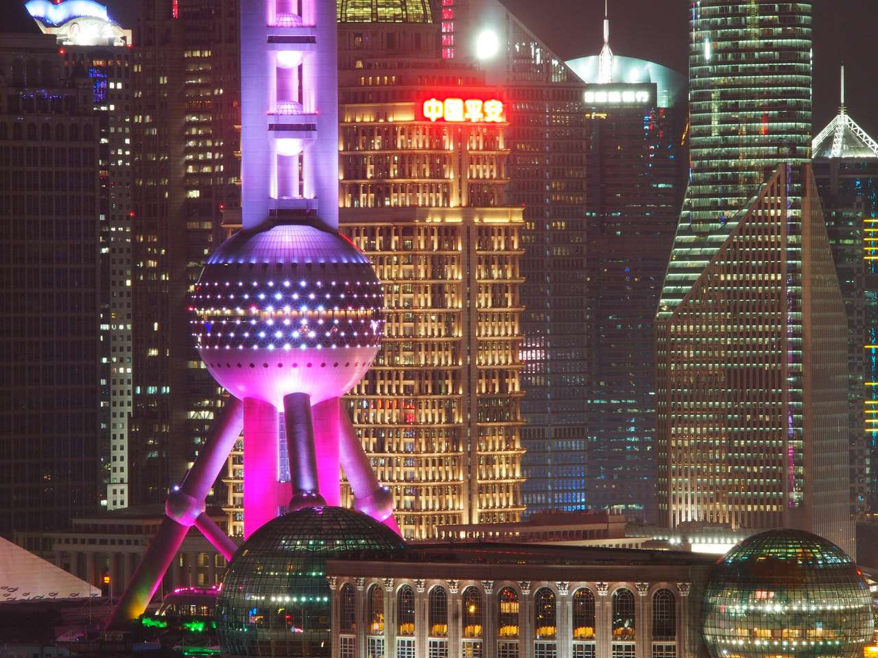 Shanghai, Kina - 13 oktober 2016: Den futuristiska arkitekturen i Oriental Pearl Tower i Pudong Pussel online