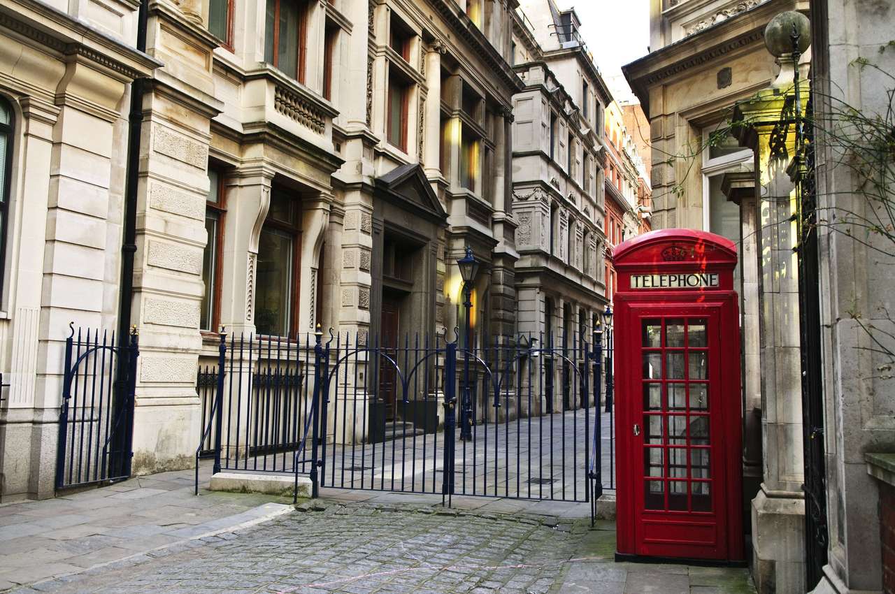 Cabina telefonica rossa vicino a vecchi edifici a Londra puzzle online