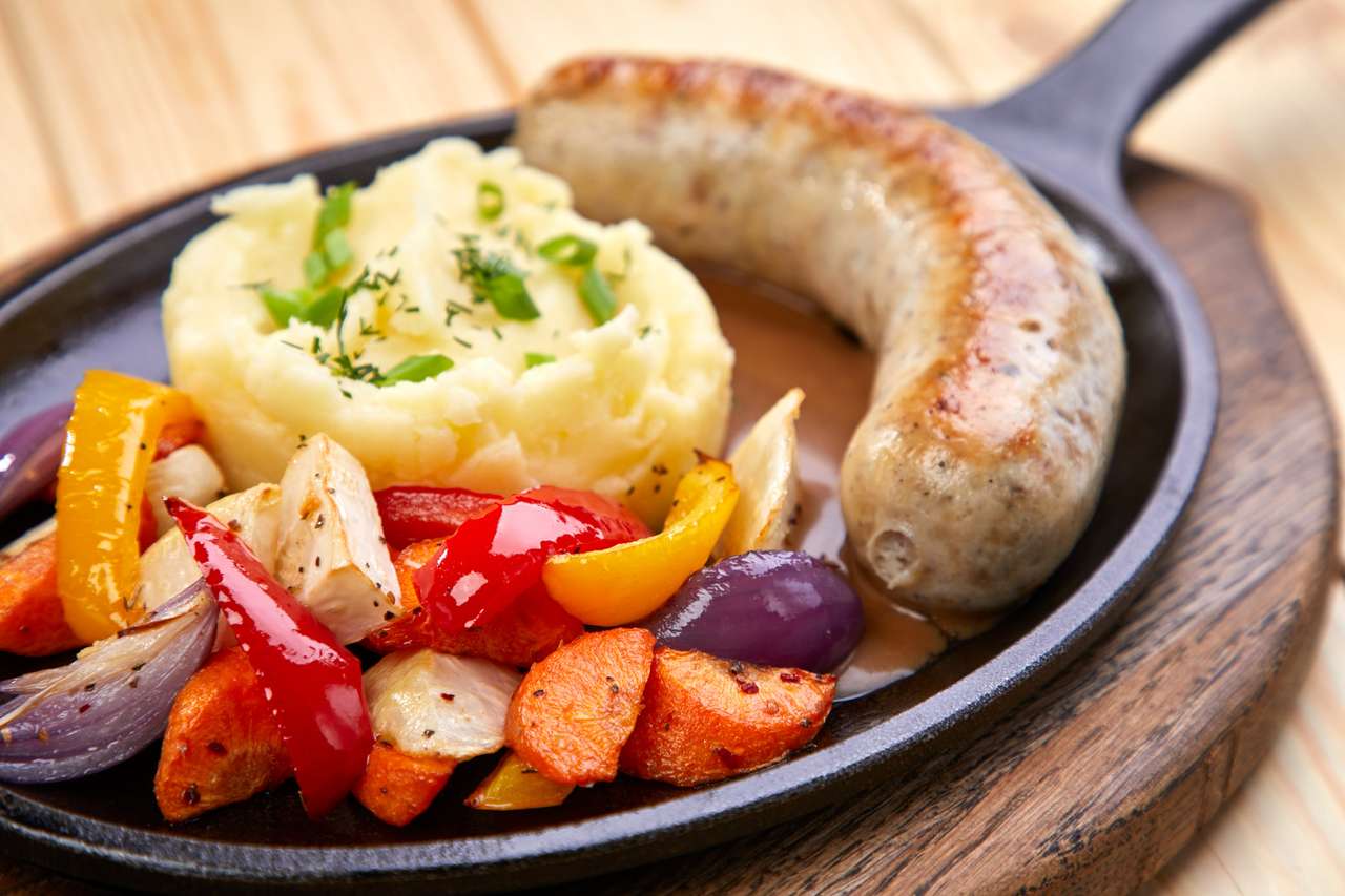 колбаса с пюре и овощами онлайн-пазл