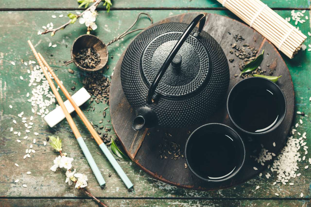 Set di tè cinese e bacchette sulla tavola di legno rustica puzzle online