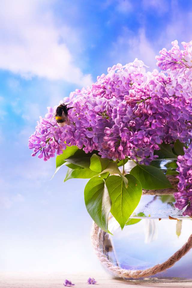 весенние цветы в вазе на фоне неба онлайн-пазл