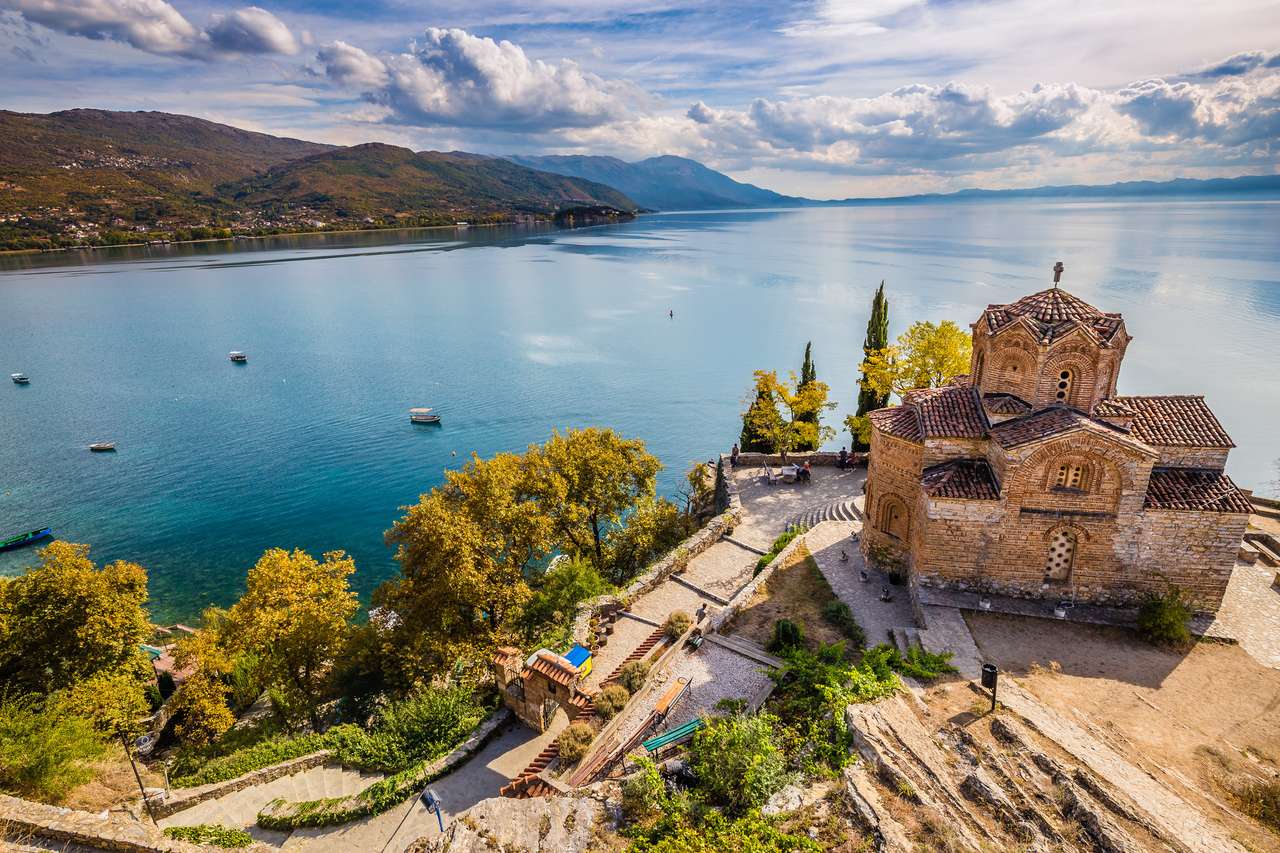 Kirche St. John in Kaneo mit Blick auf den Ohrid See Puzzlespiel online