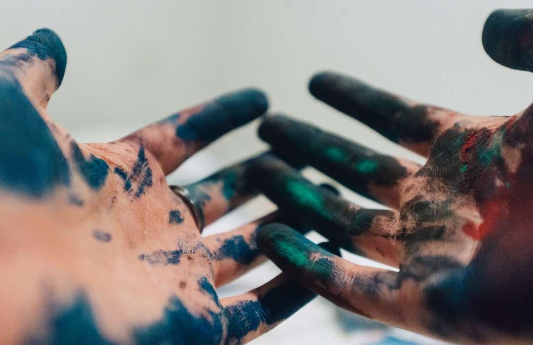 Person hand med grön och blå färg Pussel online