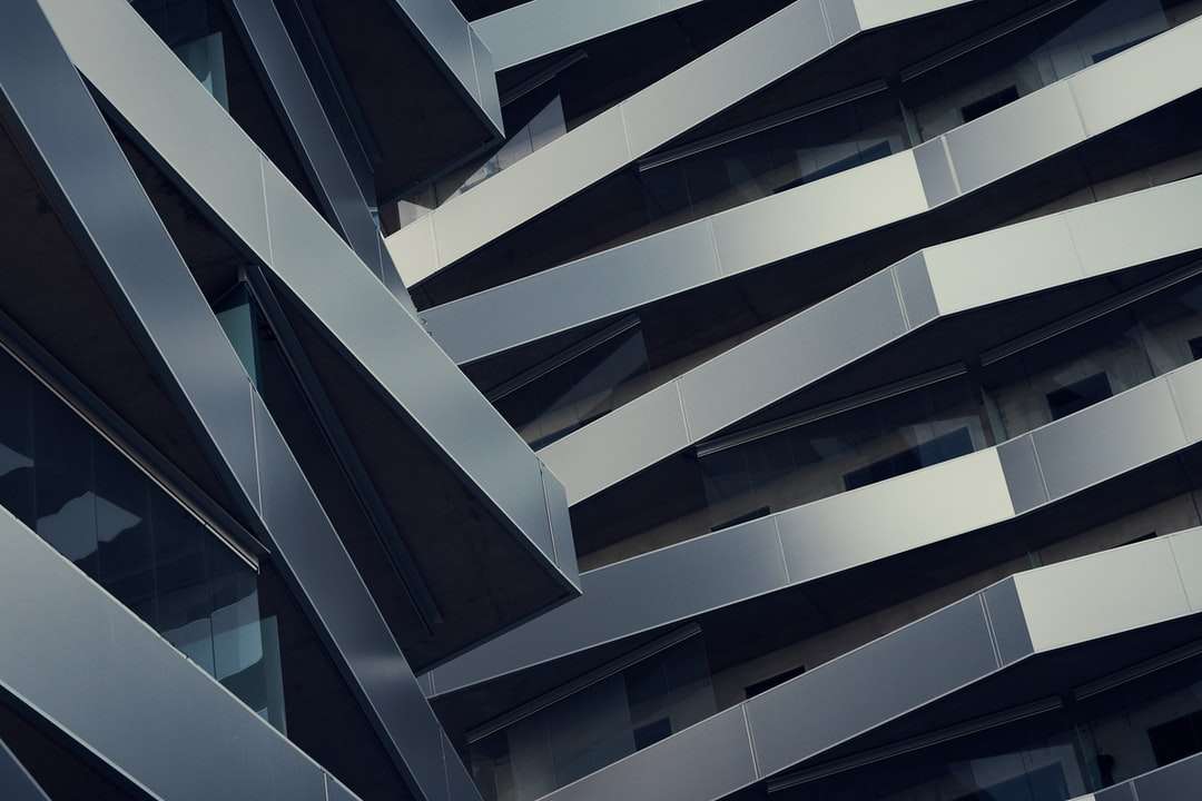 昼間の灰色の建物のローアングル写真 ジグソーパズルオンライン
