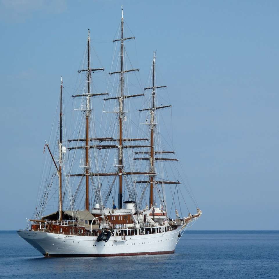 білий корабель на синій воді океану в денний час онлайн пазл