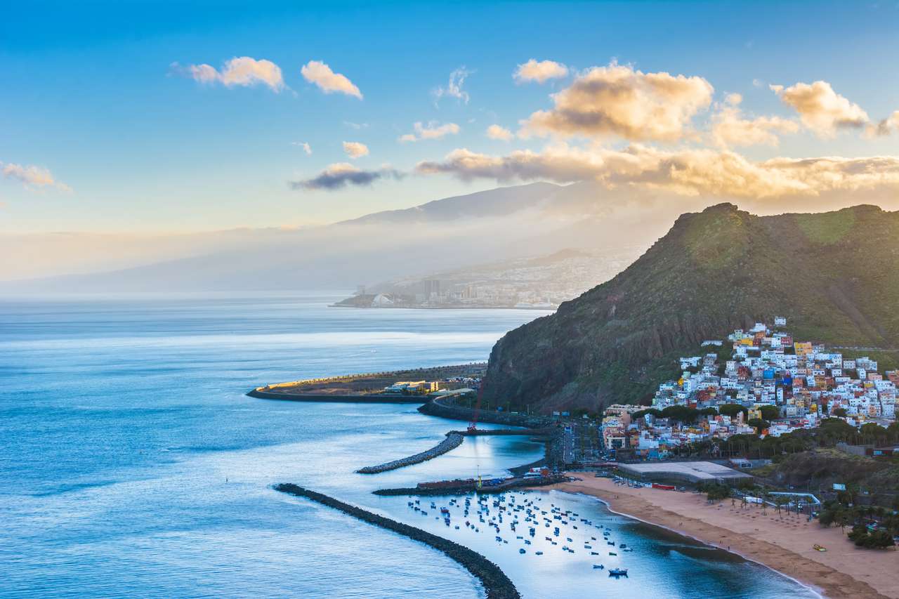 Gyönyörű kilátás San Andres közelében Santa Cruz de Tenerife északra Tenerife, Kanári-szigetek, Spanyolország. online puzzle