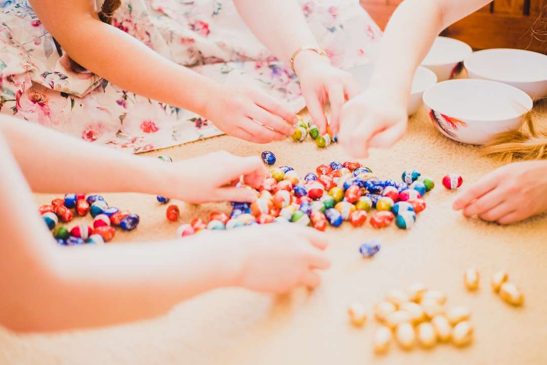 grupo de crianças brincando de chocolate de ovo puzzle online