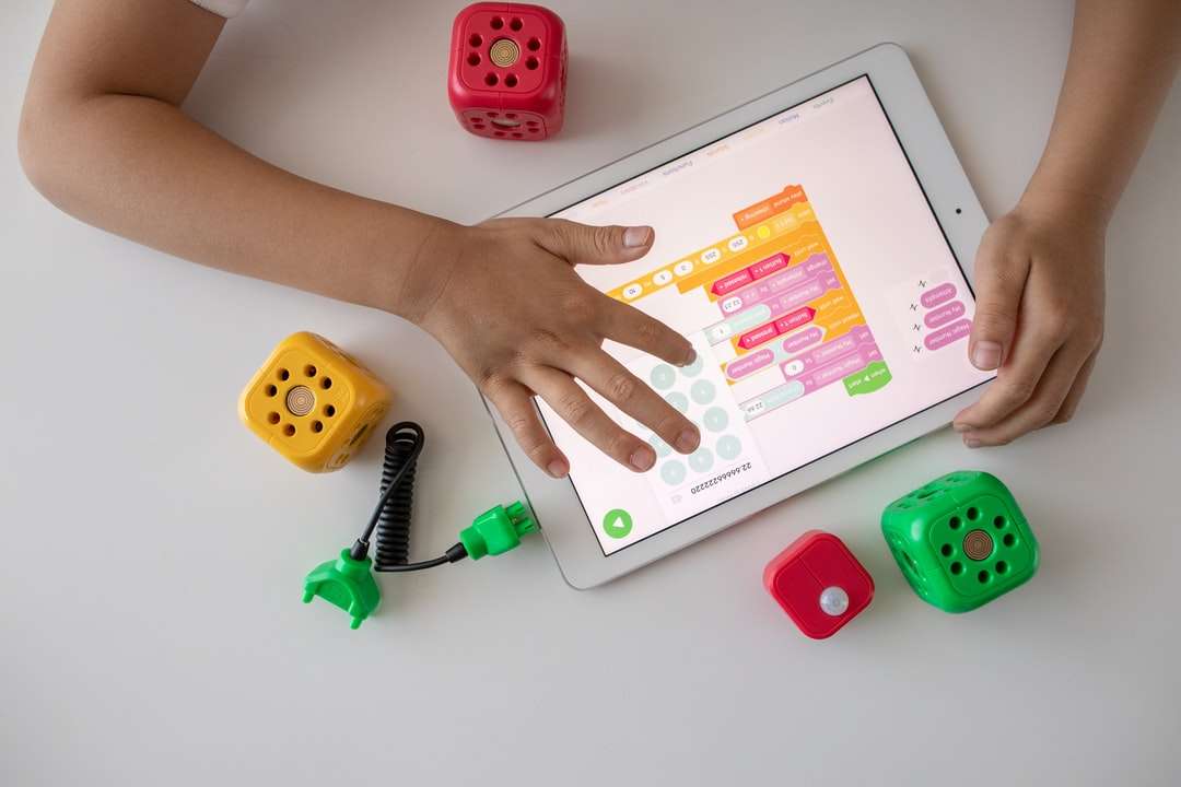 Persoana care deține iPad alb pe masa albă puzzle online