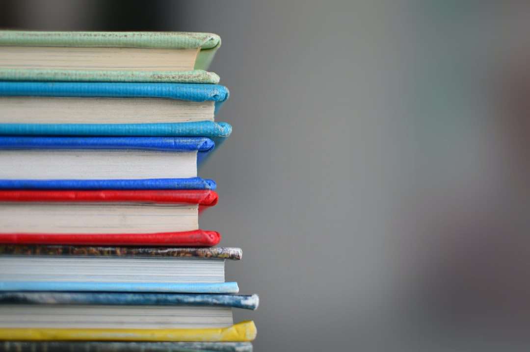 Grunt fokusfotografi av böcker pussel på nätet