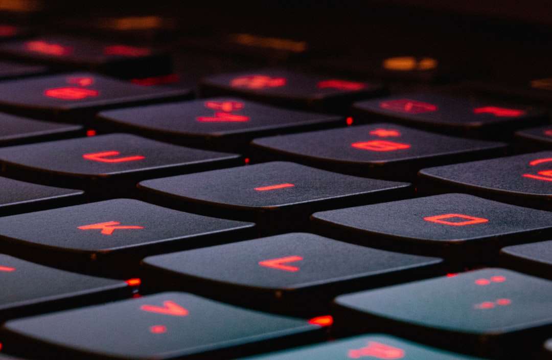 Černá a červená počítačová klávesnice online puzzle