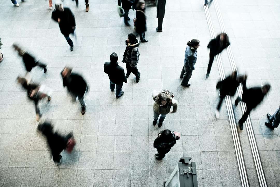 gente caminando en el piso de concreto gris durante el día rompecabezas en línea