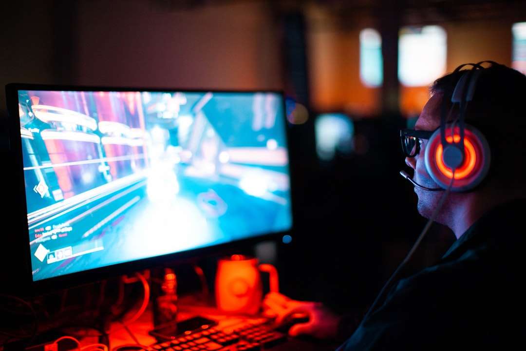 persona che utilizza il computer che gioca a un gioco FPS puzzle online