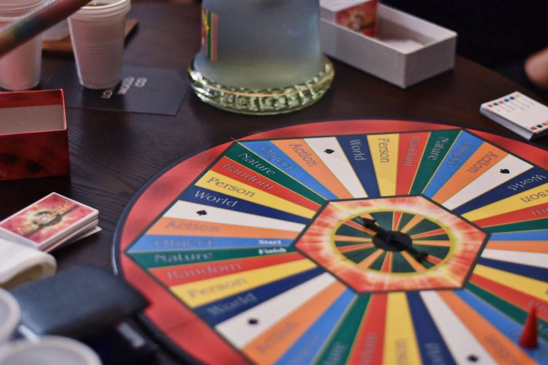 Panneau de roue de couleur sur la surface en bois puzzle en ligne