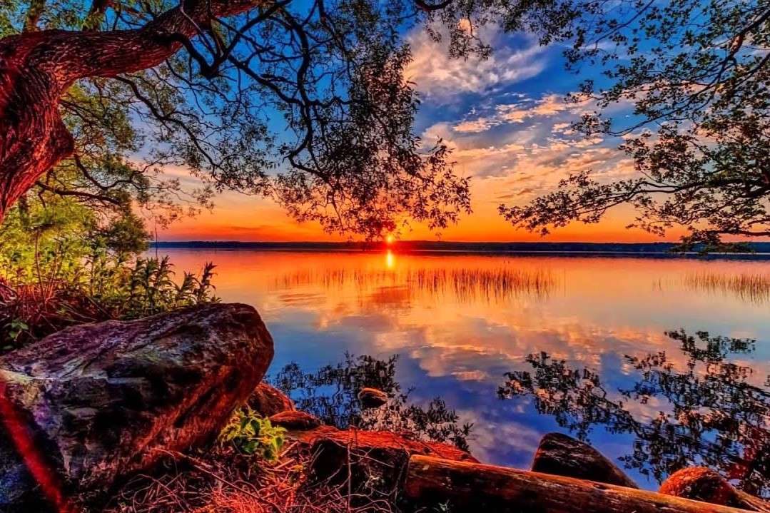 Solnedgång på sjön pussel på nätet