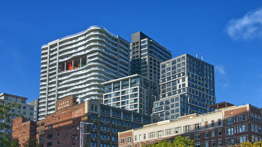 нискоъгълна фотография на високите градски градски сгради онлайн пъзел