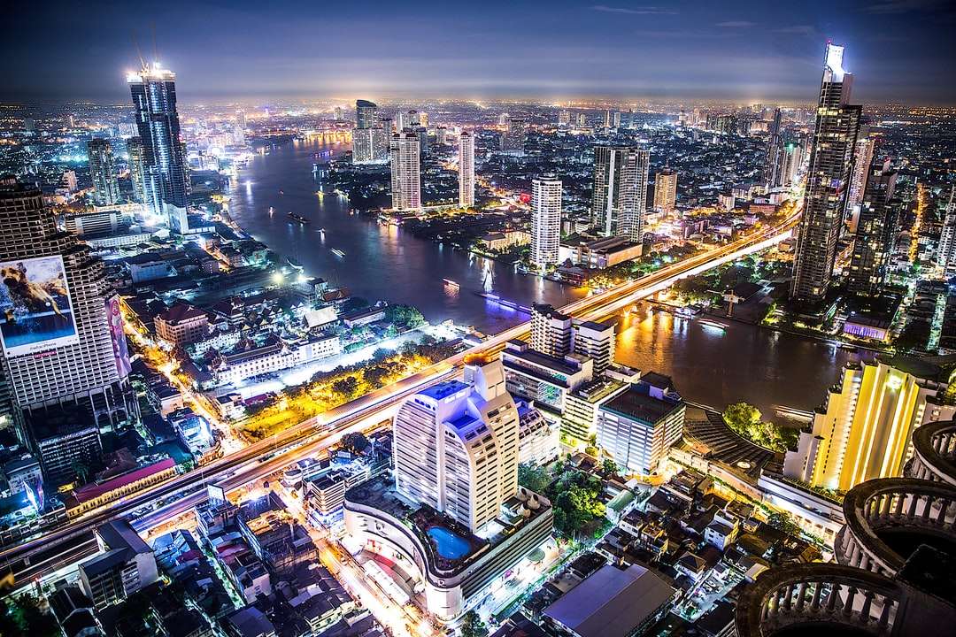 Въздушна фотография на градски пейзаж през нощта онлайн пъзел