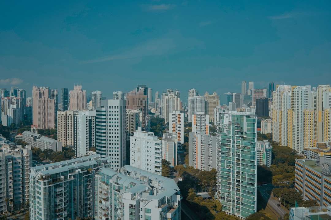 Fotografia aérea da construção sob o céu azul claro quebra-cabeças online