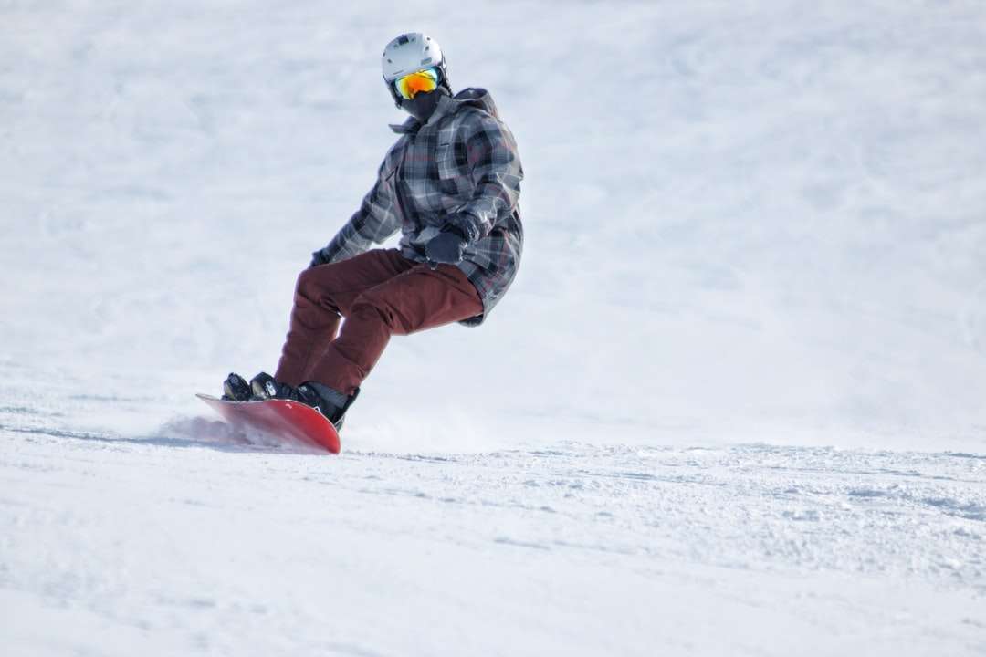 човек кара сноуборд онлайн пъзел