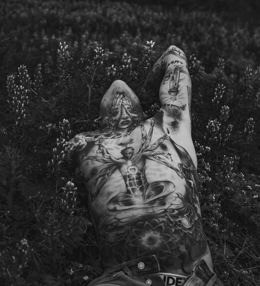 muž ležící na rostlinách skládačky online