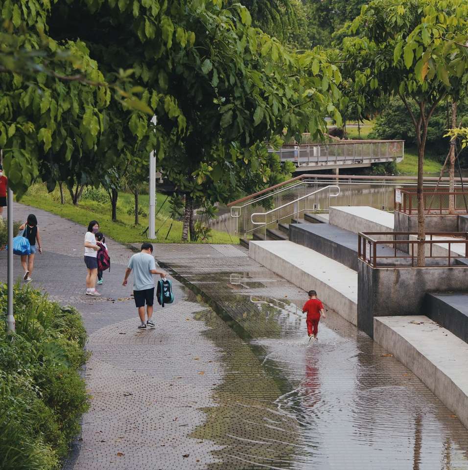 Az emberek a szürke betonhídon sétálnak nappali nap folyamán kirakós online