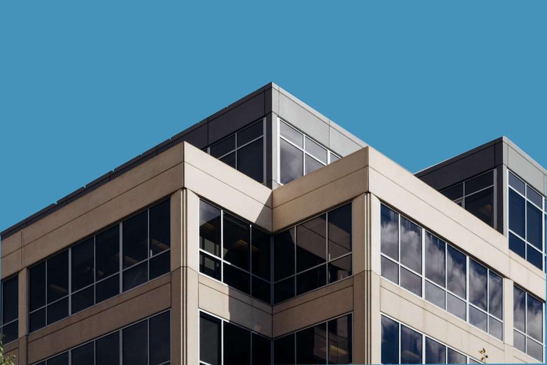 Barna beton épület kék ég alatt nappali kirakós online