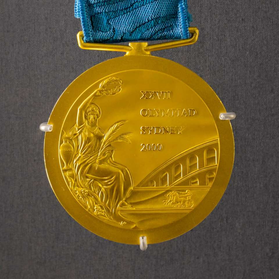 Rund guldfärgad medalj Pussel online