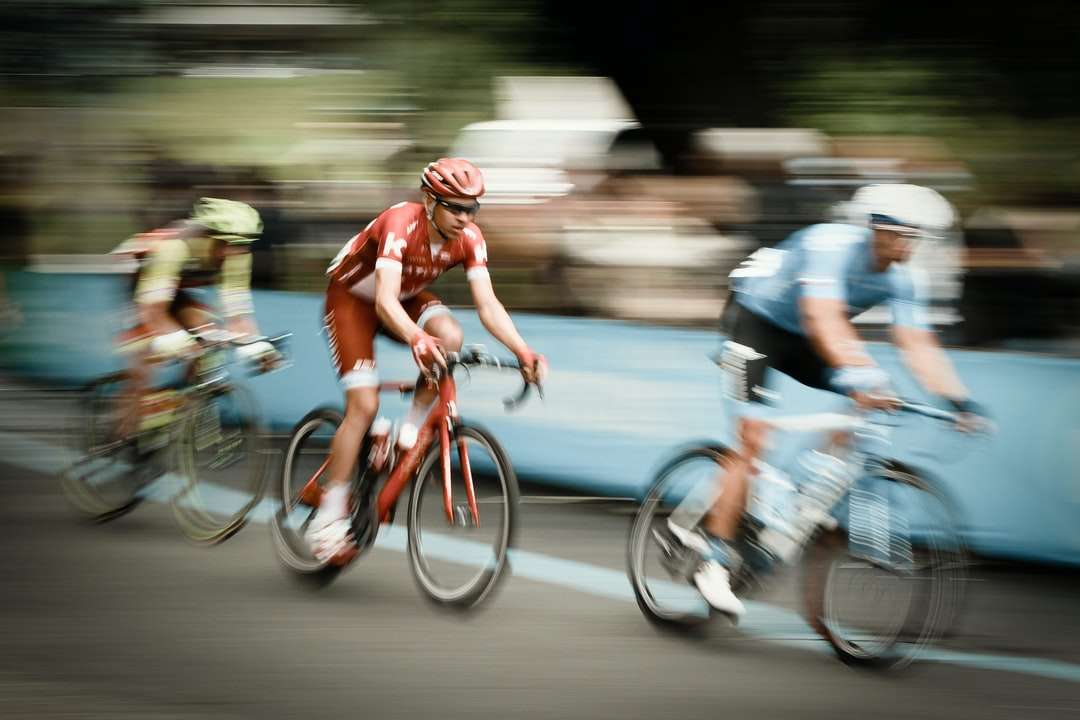 Zeitraffer Fotografie von drei Männern, die Fahrräder auf der Straße fahren Online-Puzzle