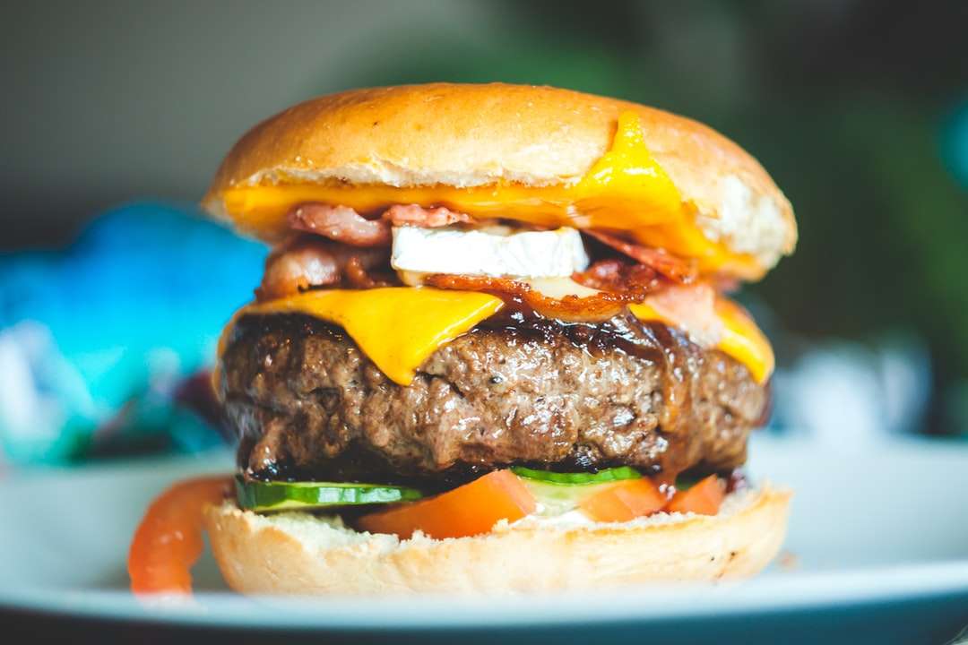 Närbild fotografi av burger med patty och skivost Pussel online