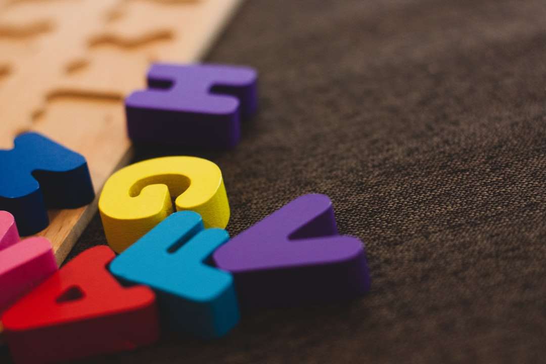 Brinquedo de aprendizagem do alfabeto no vestuário cinza puzzle online