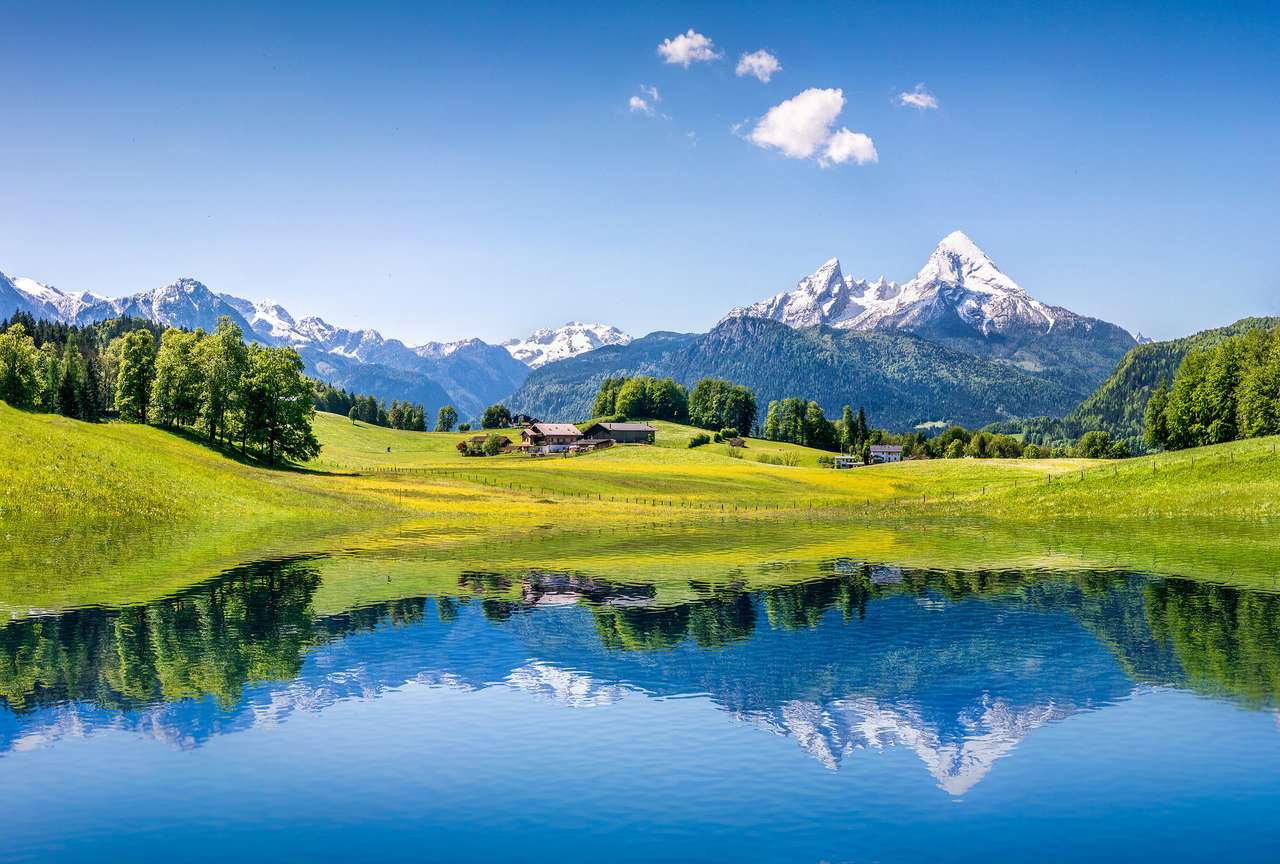 Idylická letní krajina s jasným horským jezerem v Alpách skládačka