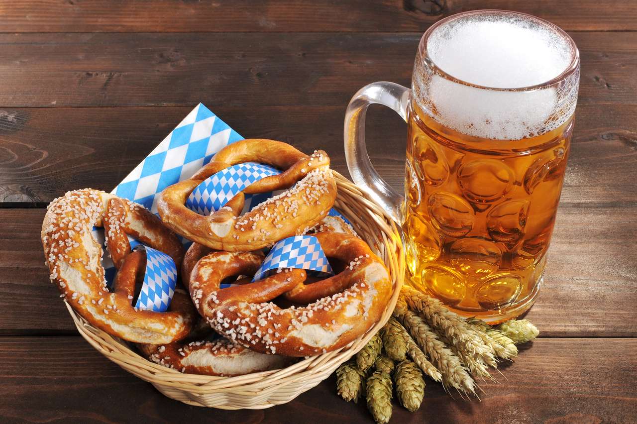 Оригинальные баварские крендельки Октоберфест, солёные в корзине с пивом из Германии на деревянной доске онлайн-пазл