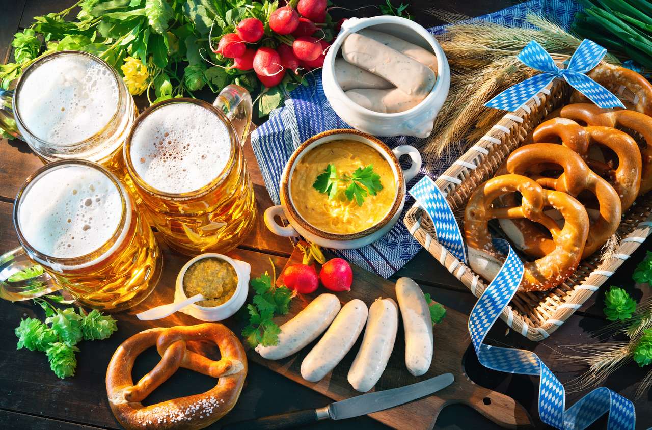Salchichas bávaras con los pretzels, mostaza dulce y tazas de cerveza en la tabla de madera rústica. Menú Oktoberfest rompecabezas en línea