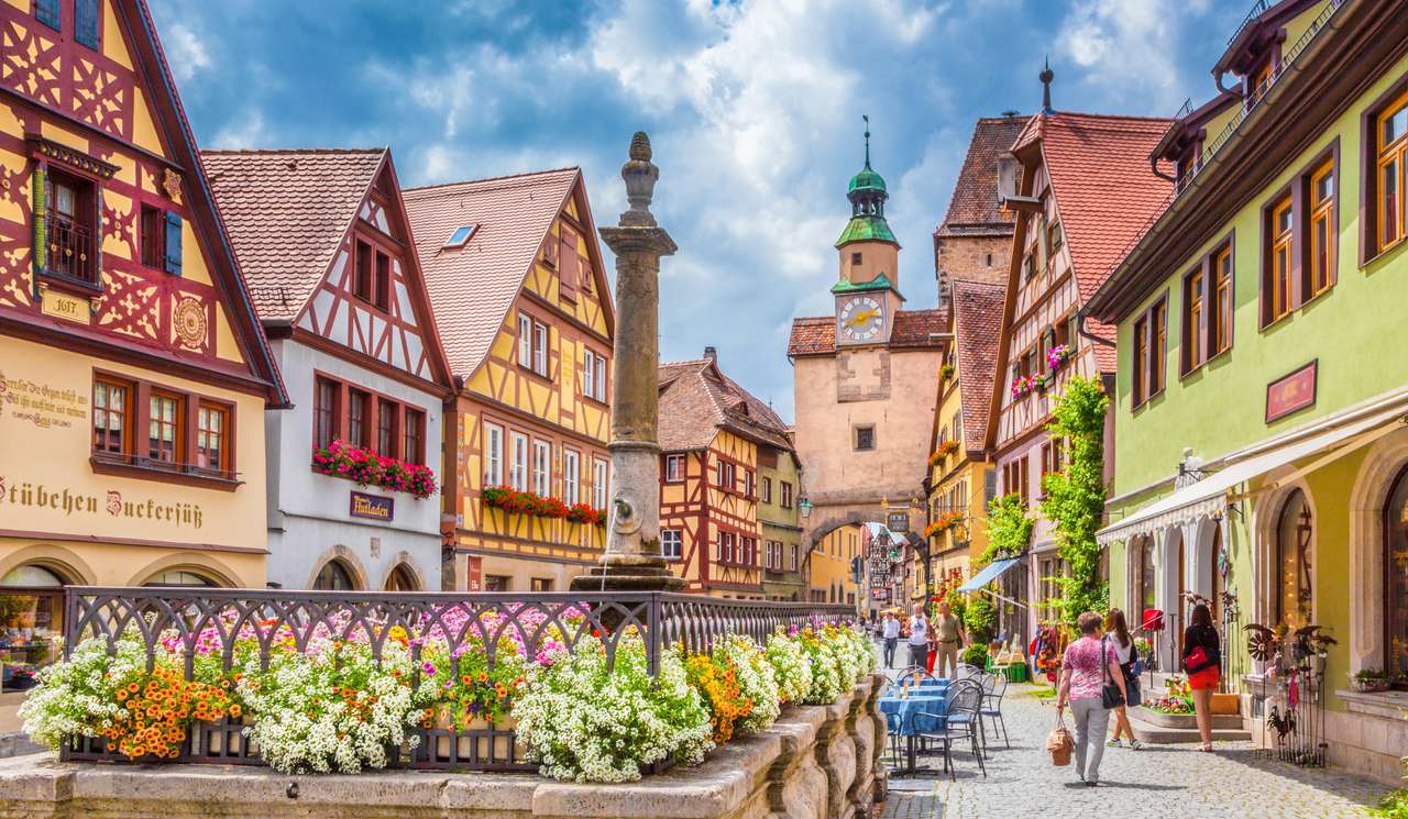 Красива пощенска гледка към известния исторически град Ротенбург Ob der Tauer в слънчев ден със синьо небе и облаци през лятото, Франкония, Бавария, Германия онлайн пъзел