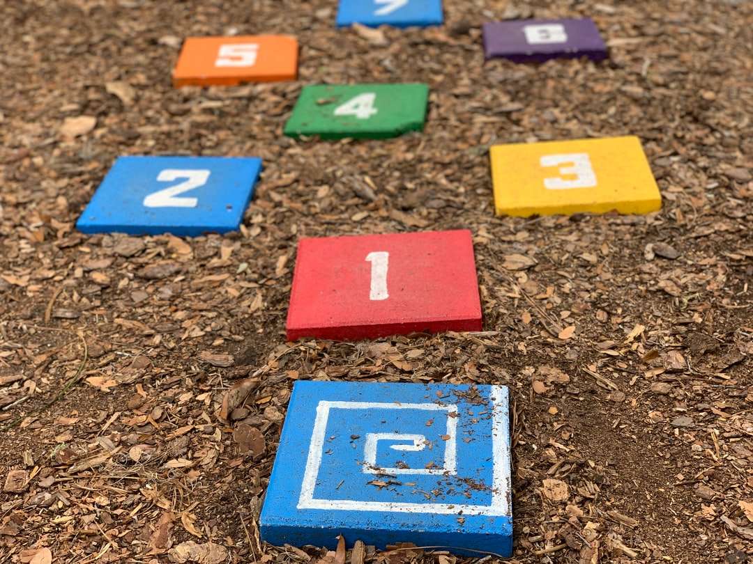 Bunte Zahlenblöcke auf dem Boden Puzzlespiel online