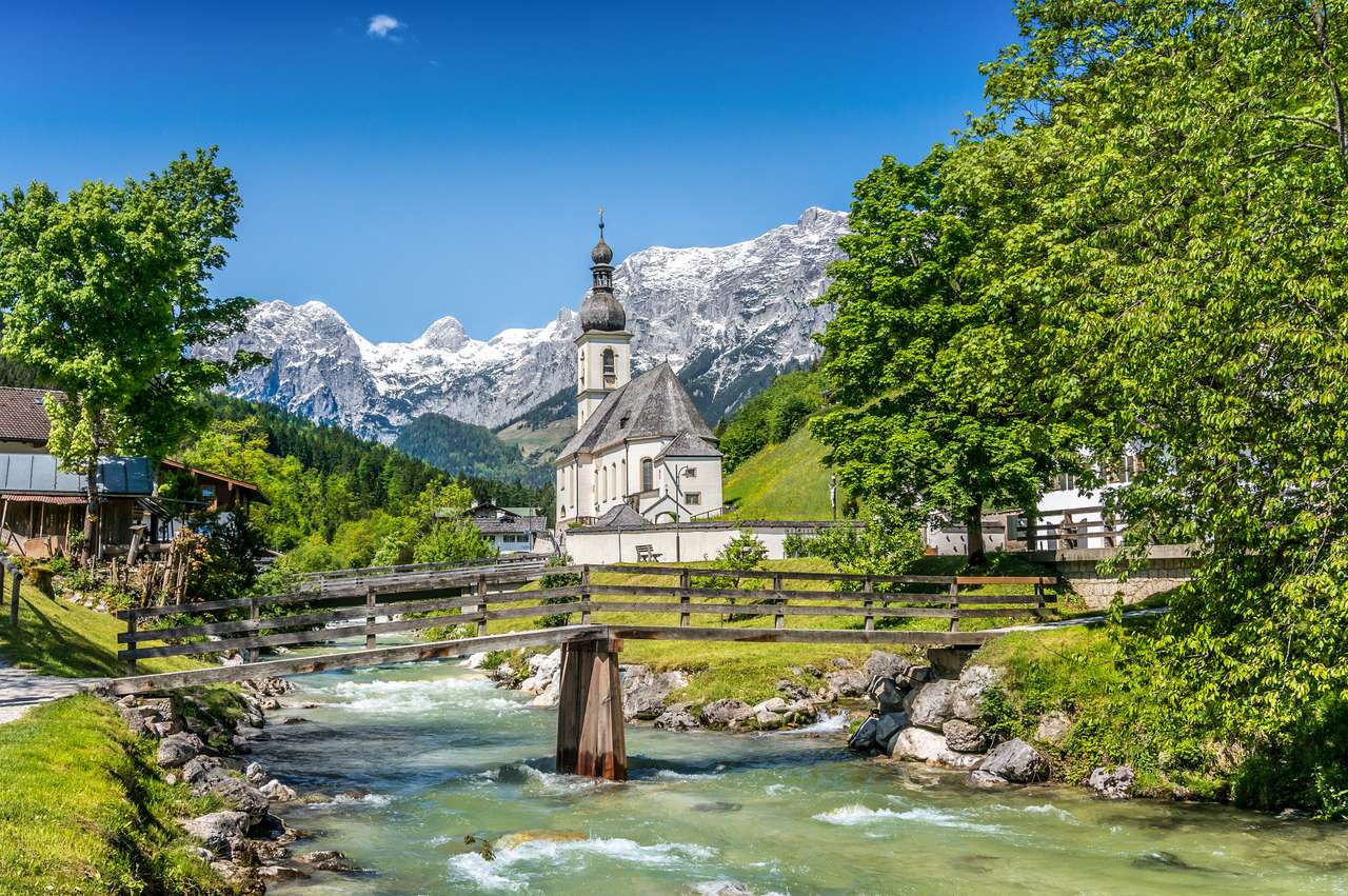 Peisaj montan pitoresc în Alpii bavarezi cu faimoasa biserică parohială din St. Sebastian în satul Ramsau, NaționalPark Berchtesgadener Teren, Bavaria Superioară, Germania puzzle online