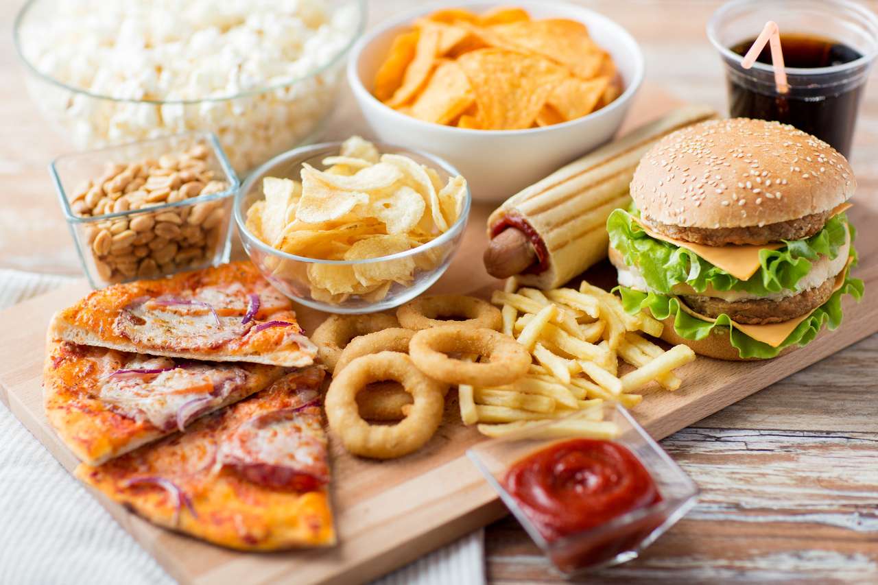 Fast food e concetto di cibo malsano - Primo piano degli spuntini di fast food e bevanda di cola sulla tavola di legno puzzle online