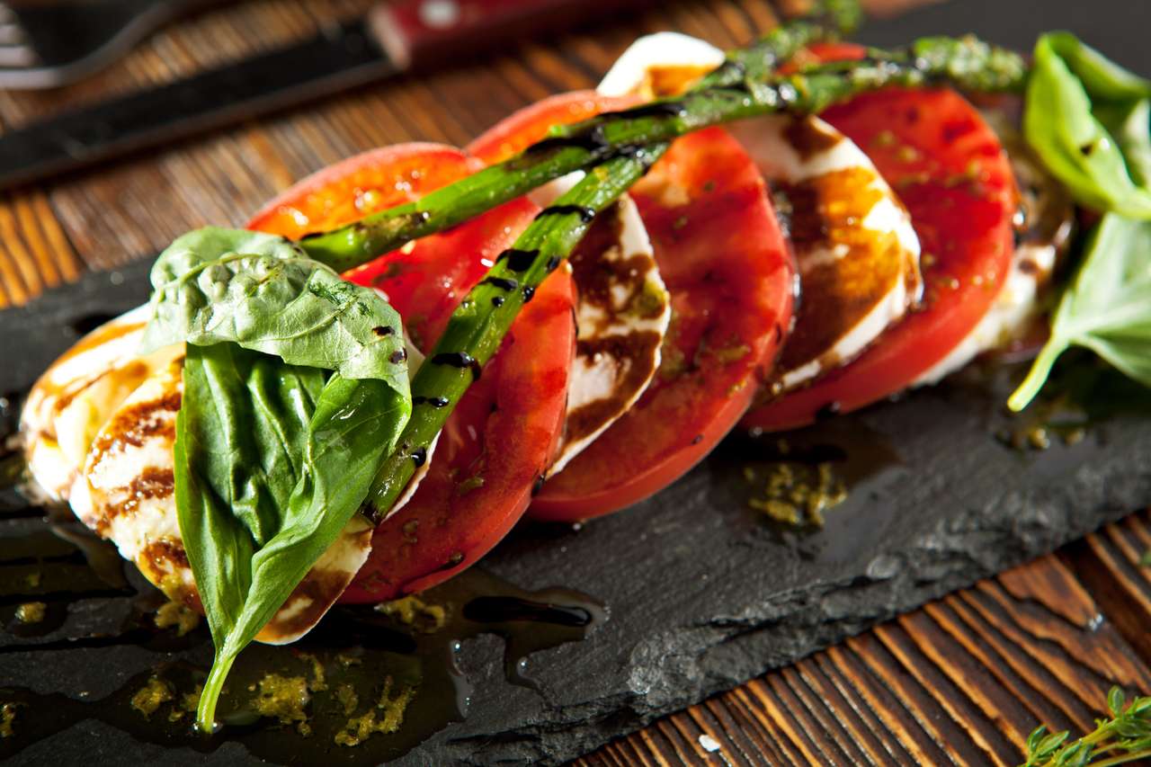 Caprese Salat - Salat mit Tomaten, Mozzarella-Käse, Basilikum, Spargel und Balsamico. Salatdressing mit Pesto-Sauce Online-Puzzle