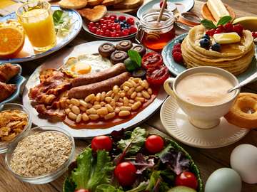 Buffet de café da manhã completo continental e inglês café laranja salada de salada croissant quebra-cabeças online