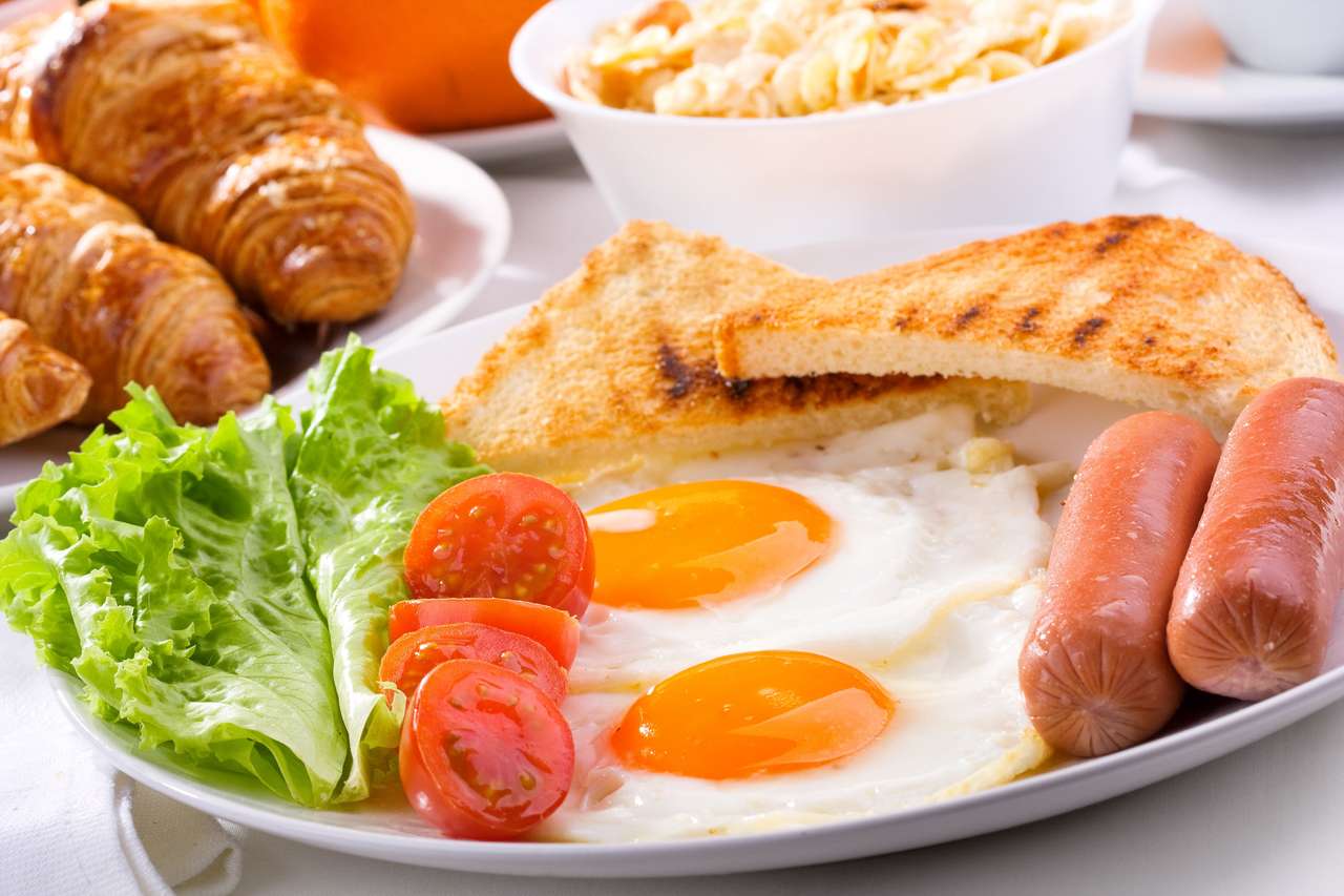 Stekt ägg, korv, tomater och rostat bröd Pussel online