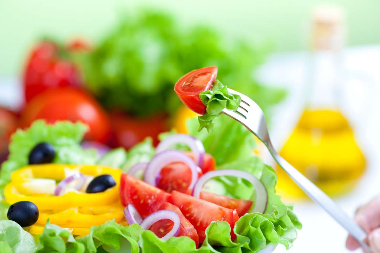 Υγιεινή σαλάτα φρέσκιας λαχανικών και πιρούνι παζλ online
