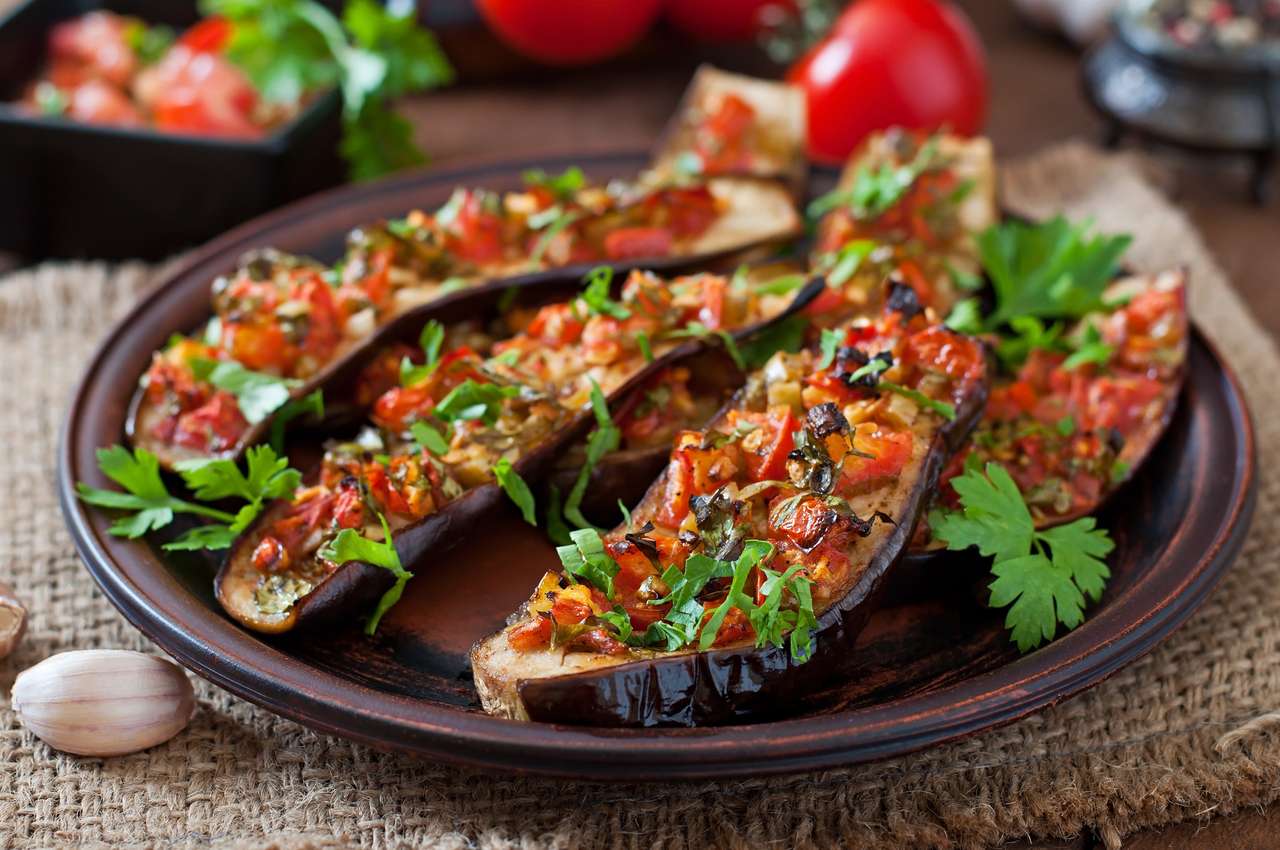 Bakad aubergine med tomater, vitlök och paprika Pussel online