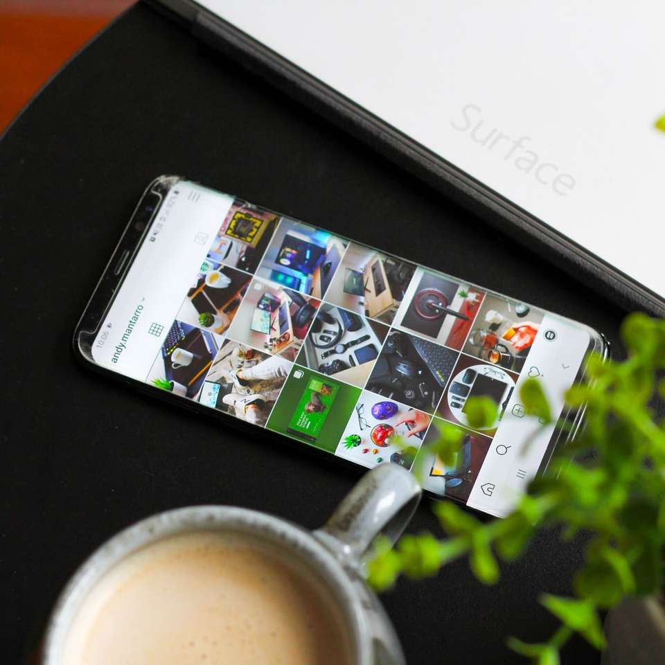 черен Android смартфон на масата онлайн пъзел