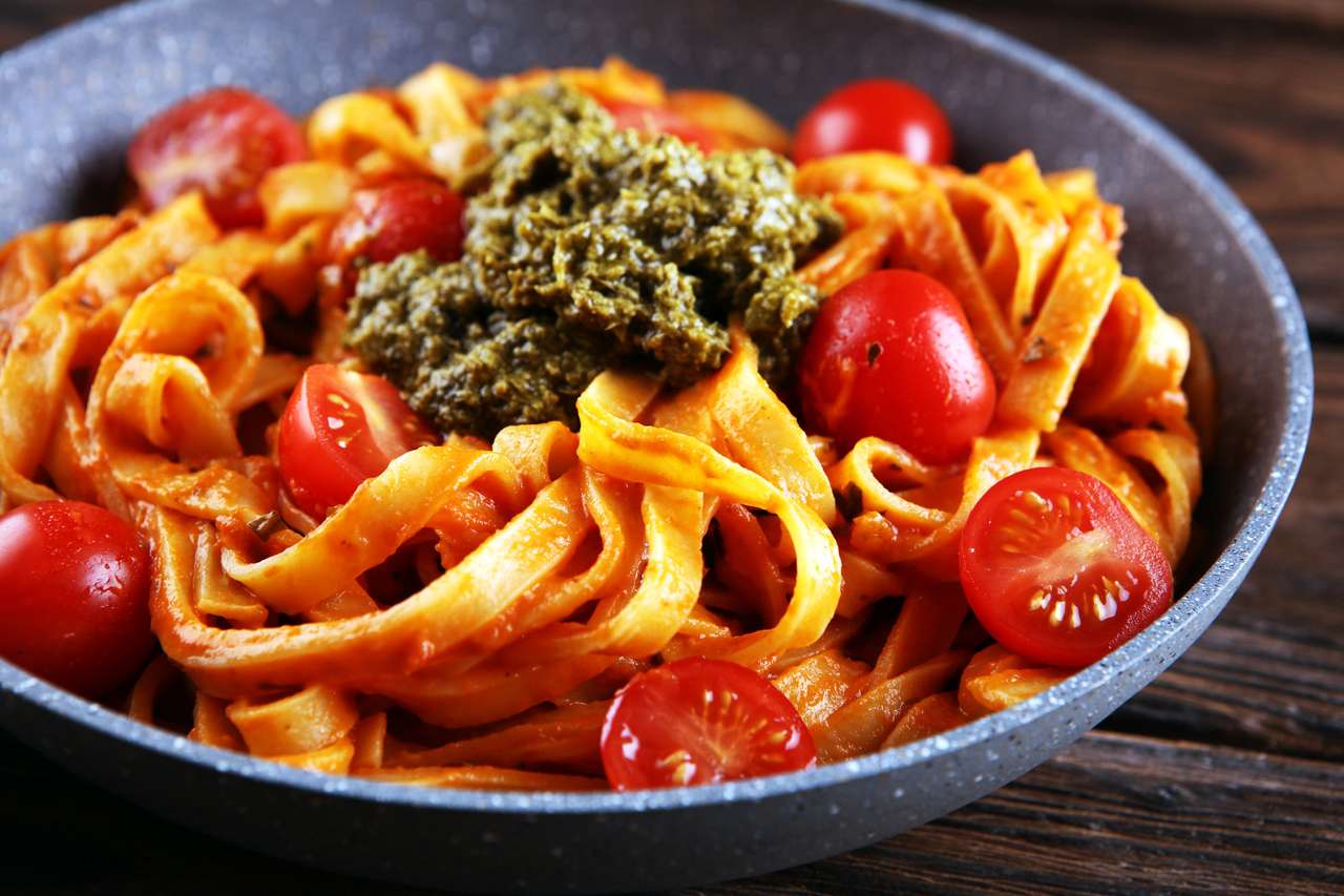 Tagliatelle Teigwaren mit Tomatensauce Parmesan Basilikum Online-Puzzle