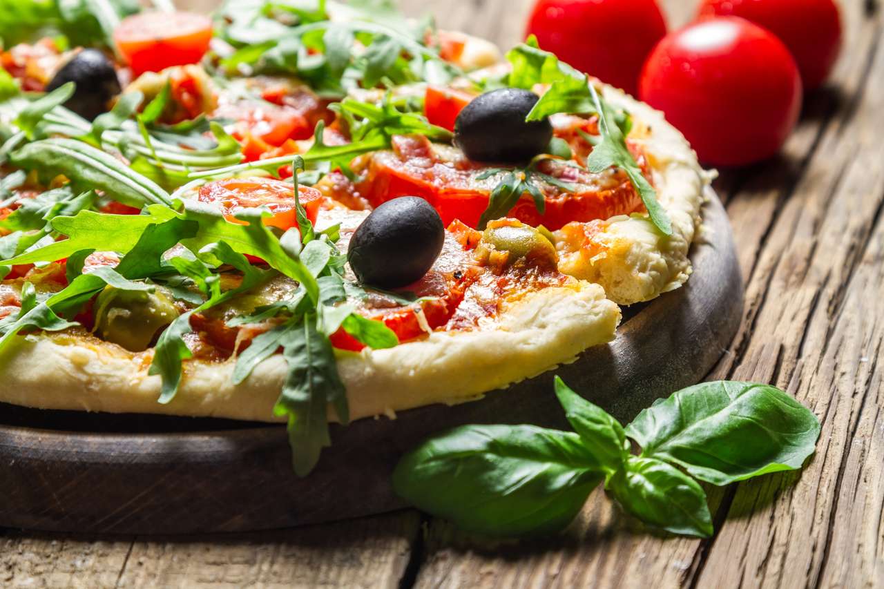 Крупный план свежеиспеченной пиццы с базиликом и помидорами пазл онлайн