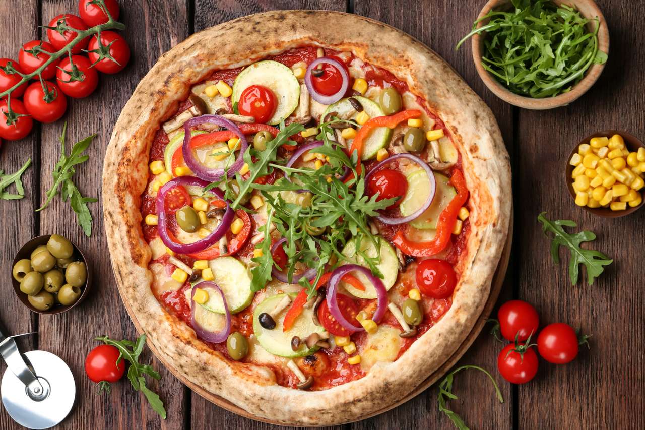 Επίπεδη σύνθεση με λαχανική πίτσα σε ξύλινο τραπέζι παζλ online