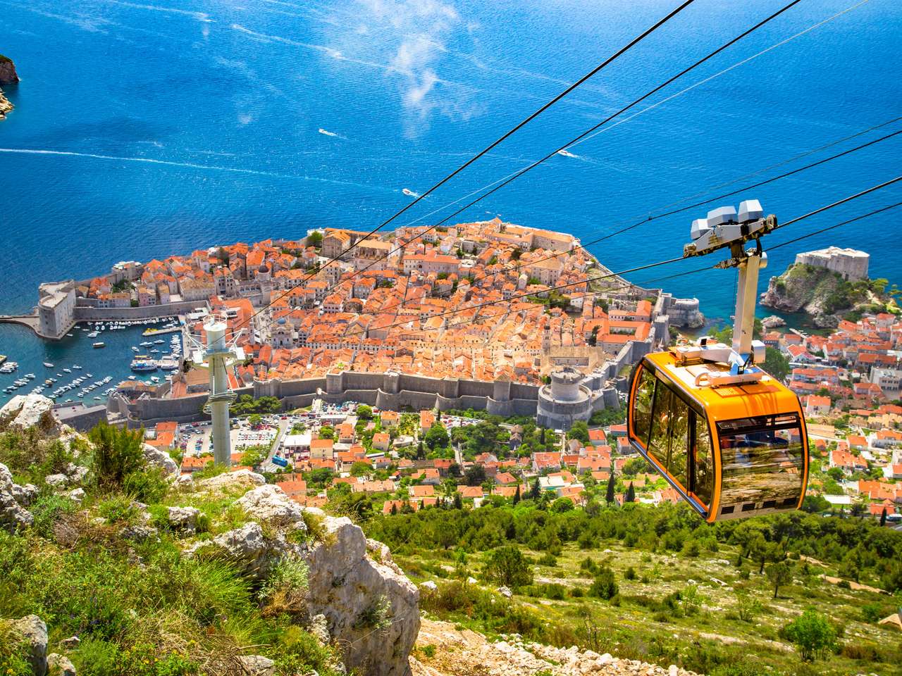 Letecký panoramatický výhled na staré město Dubrovníku se slavným lanovkou na SRD Mountain za slunečného dne s modrou oblohou a mraky v létě, Dalmácie, Chorvatsko online puzzle