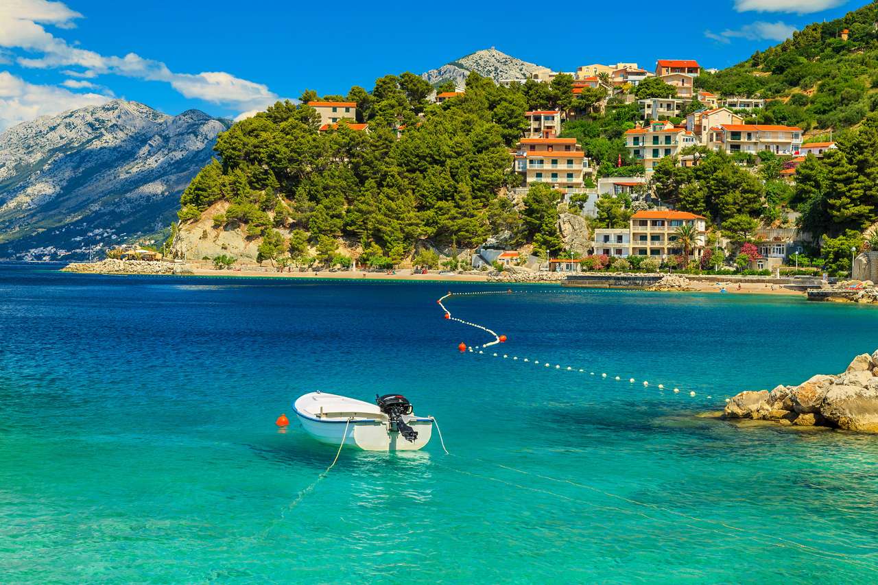 Ohromující letní krajina s Jaderským mořem, hory Biokovo a nádherné zátoce, Brela Beach, Dalmácie, Chorvatsko, Evropa online puzzle